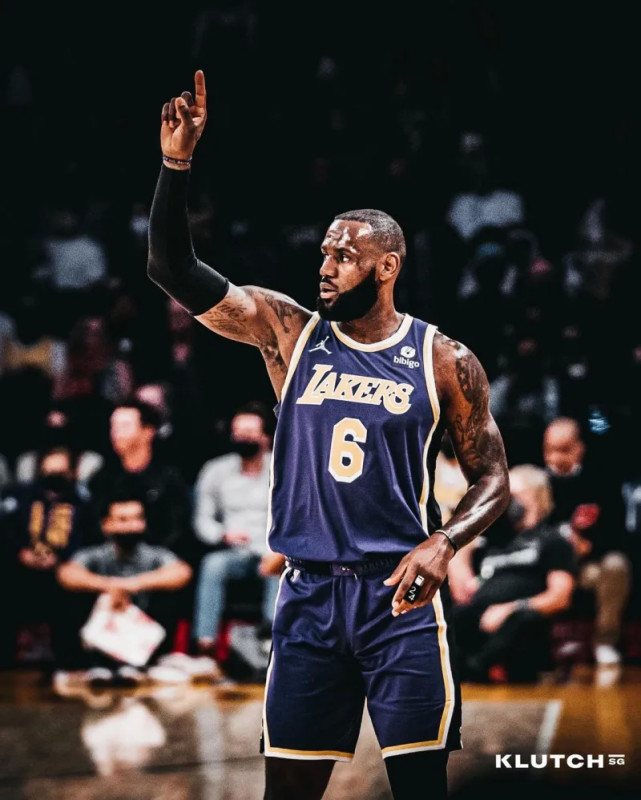 里尔今晚复出首秀，志在NBA季后赛名次提升，媒体盛赞，身体对抗强度拉满 