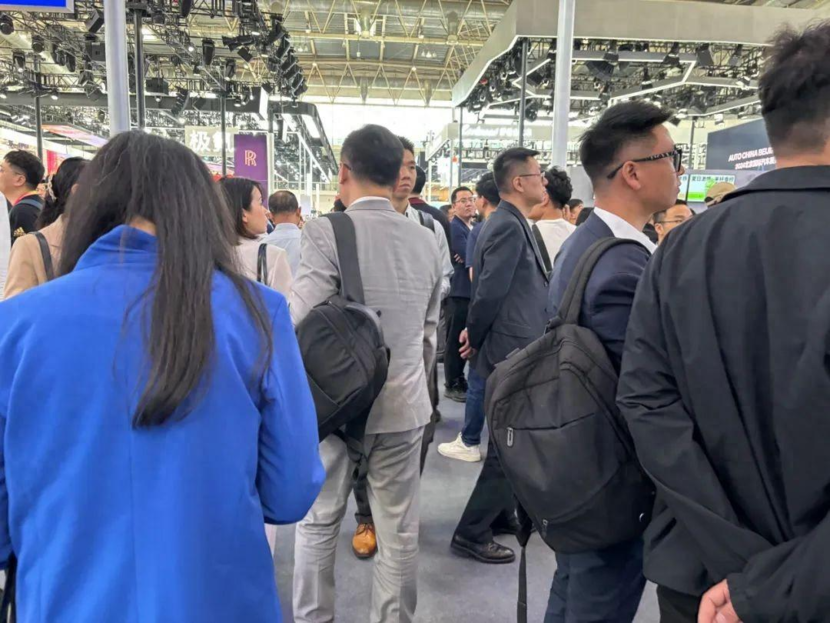 赛地聚焦：法甲窗口期热度飙升，马赛完成体检，媒体盛赞，更衣室氛围转暖(法甲尼斯马赛)